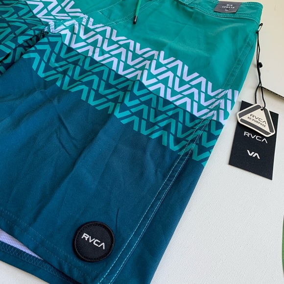 🌴RVCA 19” Printed Boardshorts🌴 - Picture 2 of 4